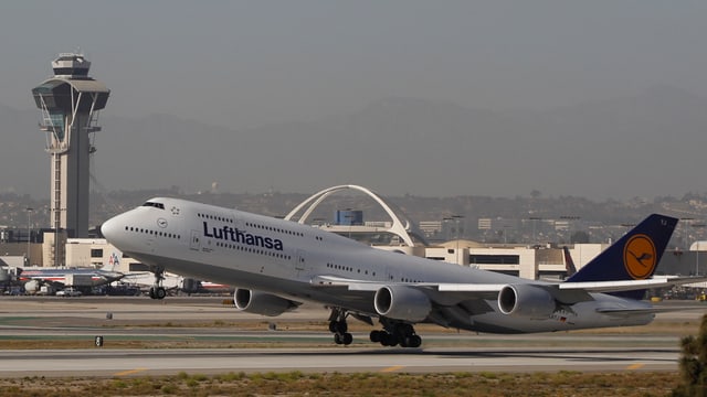 partenza d'in eroplan da la Lufthansa, in Jumbo-Jet