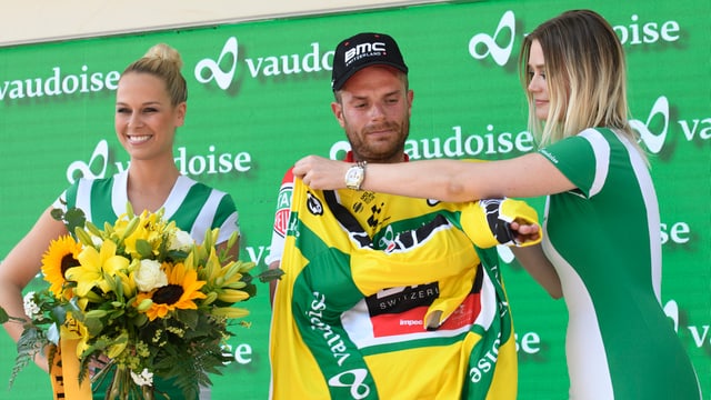 Il nov leader dal Tour de Suisse Damiano Caruso survegn ses tricot mellen. 