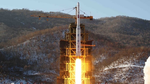 ina racheta da la Corea dal Nord durant la partenza (maletg dal 2012)