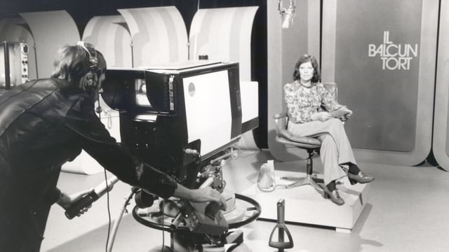 Il studio dal «Il Balcun Tort» cun la moderatura Maria Cadruvi ed in um da camera. Il studio dal «Il Balcun Tort» cun la moderatura Maria Cadruvi ed in um da camera.