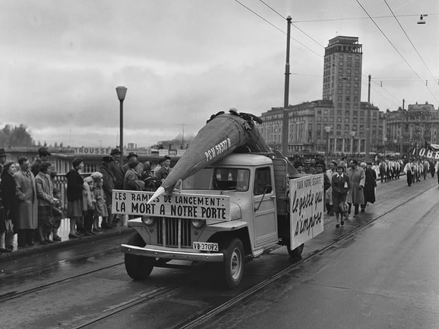 Fotografia en alv e nair d'ina demonstraziun a Losanna il 1959