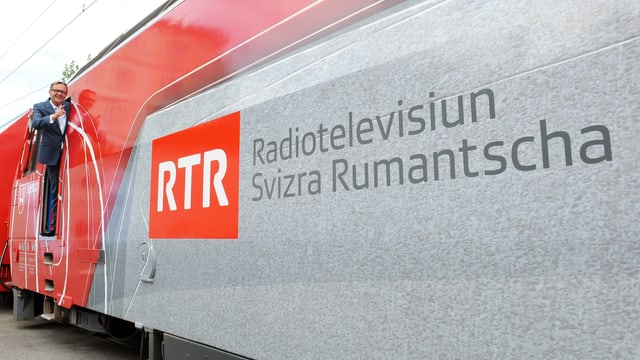 Mariano Tschuor ed ina locomotiva cun si il logo da RTR.