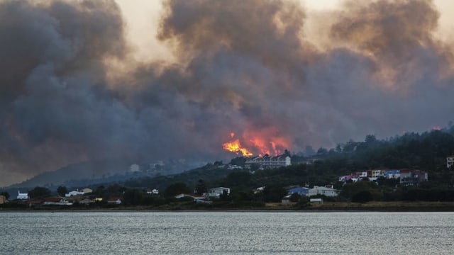 Incendi vi d'ina costa al mar en la Grezia.