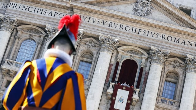 Guardia papala avant balcun da catedrala.
