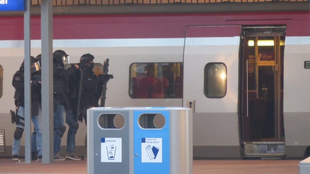 Unitads spezialas da la polizia avant il tren da Thalys.