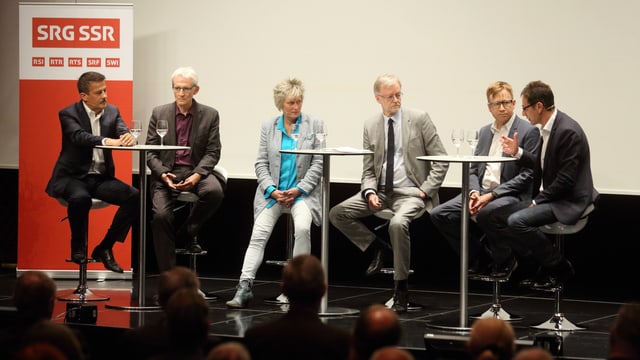 25-09, Cuira - Discussiun al podium a la dieta naziunala SRG SSR. Da san. Gianreto Ceschi (RSI), Gian Ramming (RTR), Lis Borner (Radio SRF), Casper Selg (mainadiscussiun), Oliver Cajeux (RTS), Tristan Brenn (TV SRF). 25-09, Cuira - Discussiun al podium a la dieta naziunala SRG SSR. Da san. Gianreto Ceschi (RSI), Gian Ramming (RTR), Lis Borner (Radio SRF), Casper Selg (mainadiscussiun), Oliver Cajeux (RTS), Tristan Brenn (TV SRF).