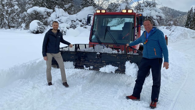 Hannes Mayer responsabel passlung dal club da skis Scardanal Panaduz e dretg il maschinist Remo Camenisch