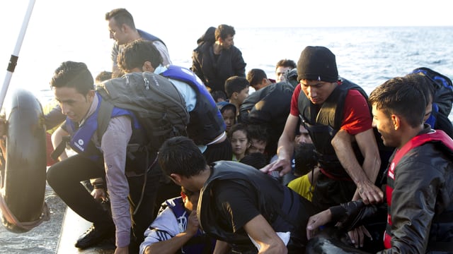 Fugitivs da l’Afghanistan arrivan sin l’insla greca Lesbos.