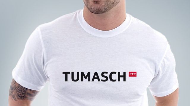In um cun in t-shirt alv cun si Tumasch ed il logo da RTR - ins vesa mo il pèz In um cun in t-shirt alv cun si Tumasch ed il logo da RTR - ins vesa mo il pèz