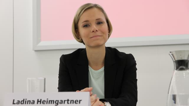 La nova directura da RTR, Ladina Heimgartner, ad ina conferenza da medias. La nova directura da RTR, Ladina Heimgartner, ad ina conferenza da medias.