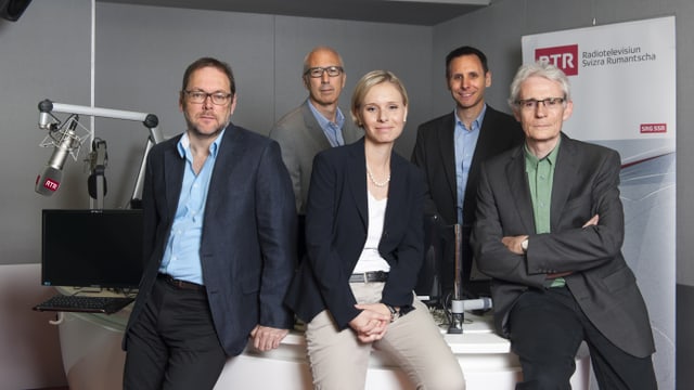 La nova direcziun da RTR en in studio da radio: Erwin Ardüser, Ladina Heimgartner, Pius Paulin, Beat Lozza e Gian Ramming. La nova direcziun da RTR en in studio da radio: Erwin Ardüser, Ladina Heimgartner, Pius Paulin, Beat Lozza e Gian Ramming.