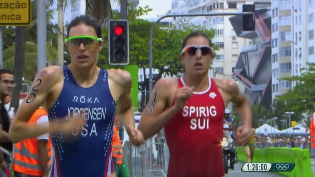 Gwen Jorgensen avant Nicola Spirig durant la cursa finala dal triatlon a Rio.