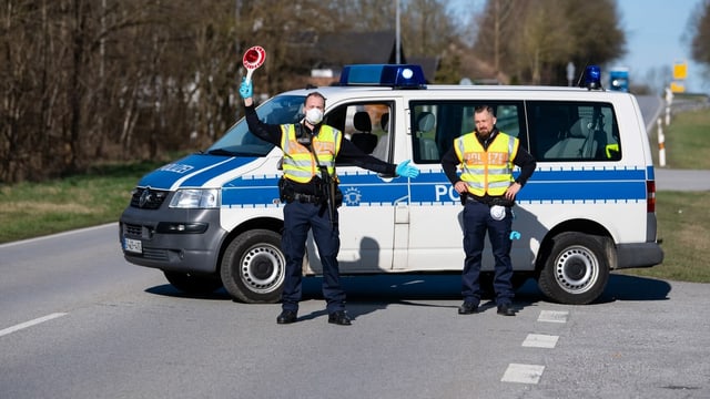 policists cun auto da policia tegnan airi autos