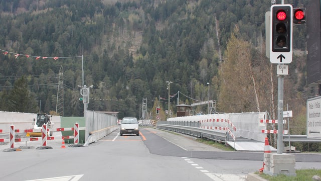 amplas che regleschan il traffic sur la punt datiers da Rothenbrunnen amplas che regleschan il traffic sur la punt datiers da Rothenbrunnen