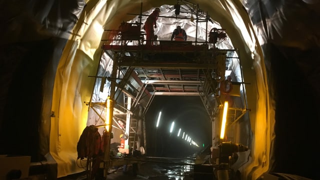 Tunnel d'Alvra: impressiuns dal tunnel en construcziun