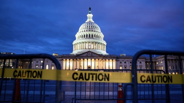 Capitol a Washington en il stgir davant serrà la via cun in bindel ch'igl è scrit si «caution».
