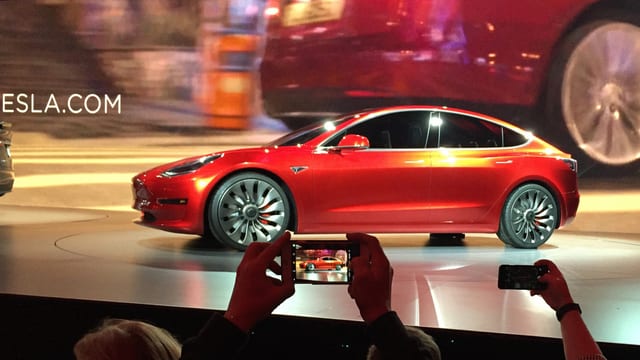 In auto da Tesla vegn preschentà. 