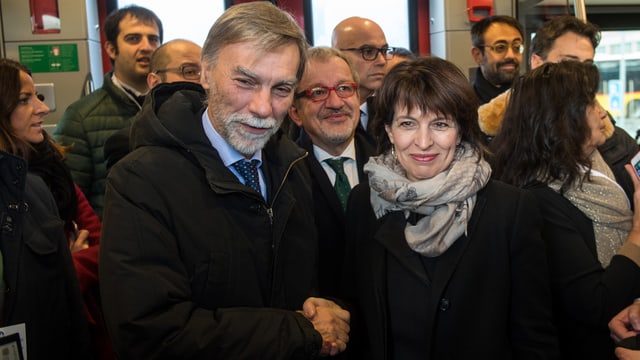 La ministra da traffic svizra, CF Doris Leuthard e ses collega d'uffizi talian Graziano Delrio dattan il maun. La ministra da traffic svizra, CF Doris Leuthard e ses collega d'uffizi talian Graziano Delrio dattan il maun.