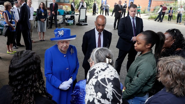 La Queen Elisabeth II è en visita tar las unfrendas da la catastrofa da fieu a Londra.