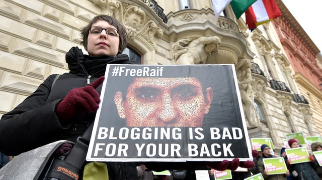 Dunna che demonstrescha per la libertad da Badawi. 