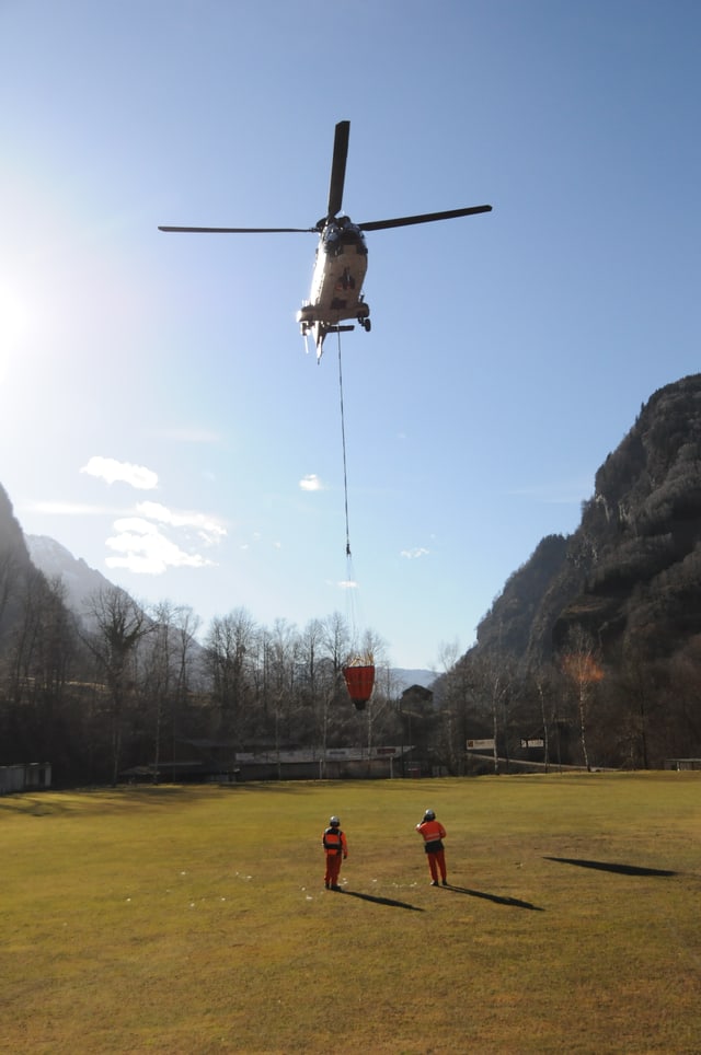 In helicopter da l’armada svizra equipà cun in indriz per stizzar