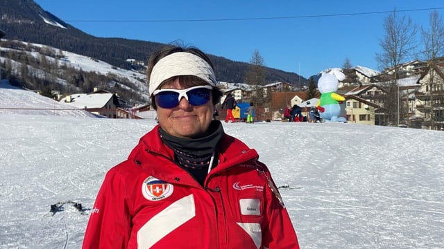 Las 11:45, la scolasta da skis Giuliana Casparin suenter in mez di cun ils uffants