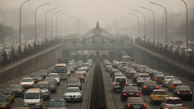 Autostrada a Peking en in nivel da smog.