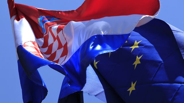 Las bandieras da la Corazia e l'Uniun europeica. 