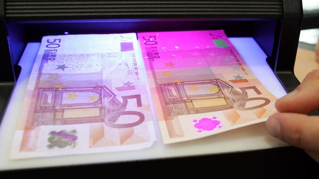 Bancnottas da 50 euros sut ina maschina. 