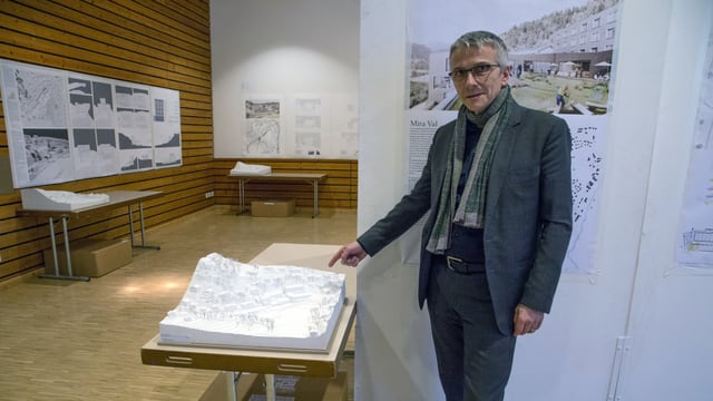 Herbert Schmid, l'architect da SSA Architekten SA cun il model da ses project.