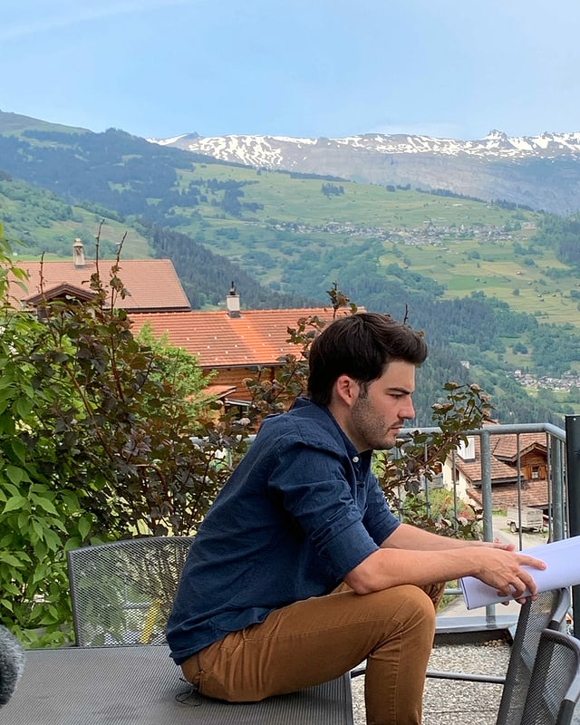 Curdin Caviezel recitescha sin balcon a Luven Curdin Caviezel recitescha sin balcon a Luven