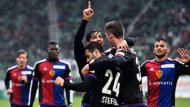Sis giugaders da l'^FC Basilea festegieschan il 7:0 cunter Son Gagl en in gieu da Super League