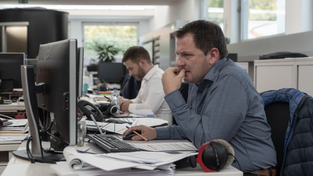 Il manader da la partiziun actualitad tar RTR, Valentin Schmed, analisescha ils resultats intermediars. Il manader da la partiziun actualitad tar RTR, Valentin Schmed, analisescha ils resultats intermediars.