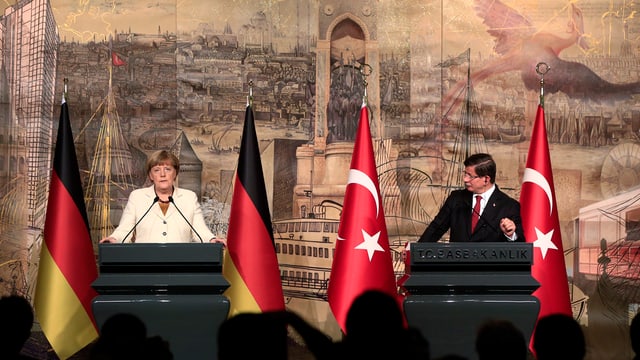 Angela Merkel ed Ahmed Davutoglu durant lur conferenza da medias.