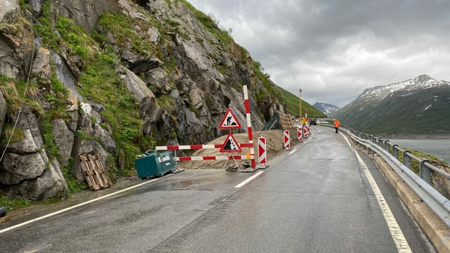 Ina via cun sulet in vial avert. Ina via cun sulet in vial avert.