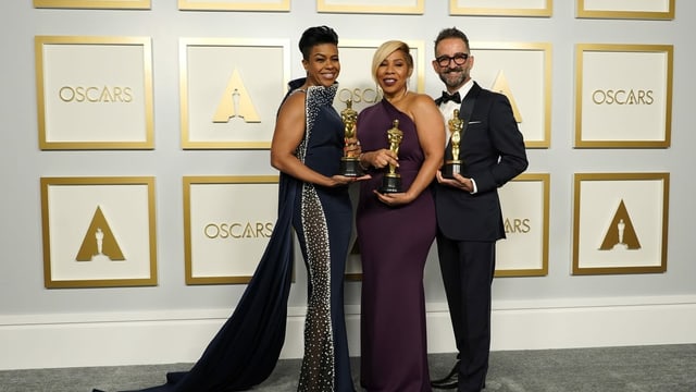 purtret dals trais en ina retscha vid preschentar lur Oscars. purtret dals trais en ina retscha vid preschentar lur Oscars.