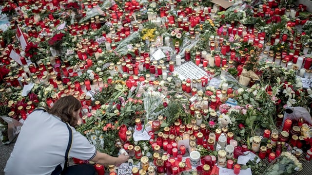 Ina mar da chandailas per las unfrendas dal attentat sin in martgà da Nadal a Berlin. 