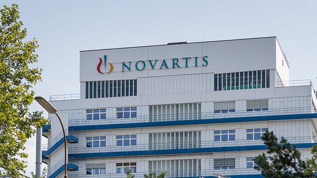 Il logo da Novartis vi d'in bajatg da l'interpresa.