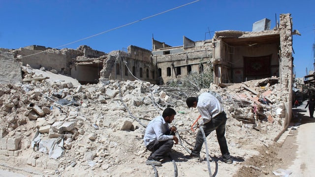 In quartier destruì ad Aleppo.