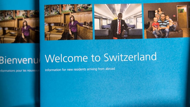 broschura per novs immigrants cun si "welcome to Switzerland"