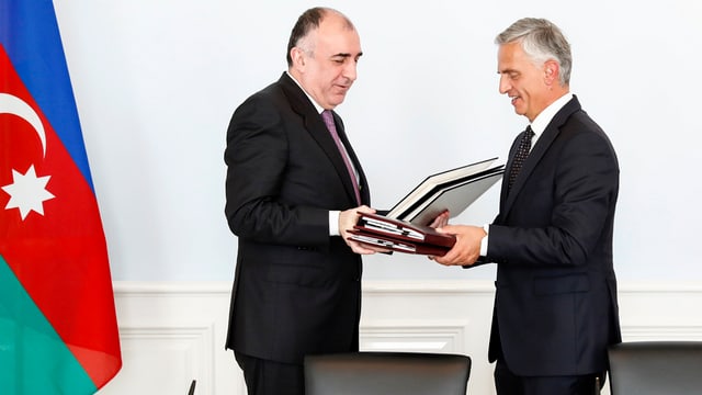 Il cusseglier federal Didier Burkhalter ed il minister da l'exteriur da l'Aserbaidschan Elmar Mammadyarov.