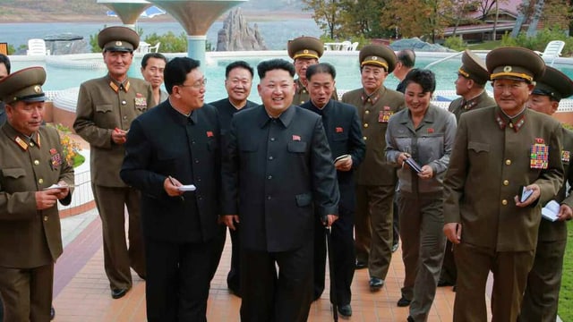 Il schef da stadi dal al Coreal dal Nord, Kim Jong Un cun sia entourage. 
