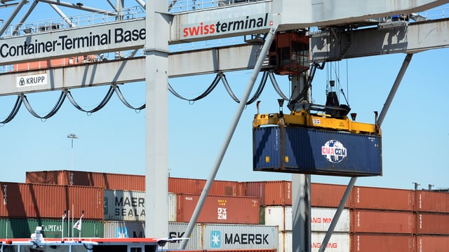 Il terminal da containers al port dal Rain a Basilea. 