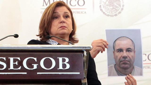 La procurista generala dal Mexico, Arley Gomez, mussà ina fotografia da Guzmán.