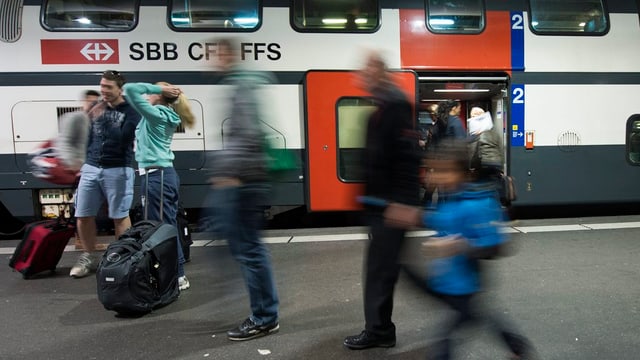 tren e passagiers en la staziun da viafier da Berna