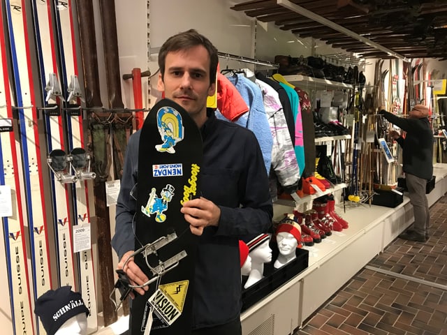 El valeva en ils onns 80, cura ch'el era in mat giuven sco talent sin il snowboard. Enta maun tegna el sia emprim'assa che ses bab aveva construi per el. Ma atgnamain fiss el pli gugent ì cun skis. El valeva en ils onns 80, cura ch'el era in mat giuven sco talent sin il snowboard. Enta maun tegna el sia emprim'assa che ses bab aveva construi per el. Ma atgnamain fiss el pli gugent ì cun skis.