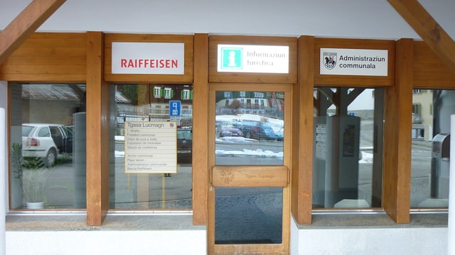 Vista da l'entrada da la filiala da la Banca Raiffeisen Cadi a Curaglia.
