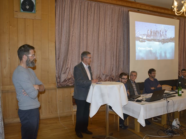 Andreas Bärtsch (sen.) e il president da l'uniun Rino Caduff declera la situaziun. Andreas Bärtsch (sen.) e il president da l'uniun Rino Caduff declera la situaziun.