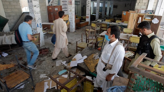 Uffizials pakistans examineschan ina part dal bajetg ch'è pertutgà da l'explosiun a Mardan.
