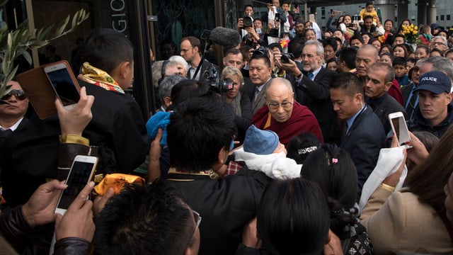 Il Dalai Lama anez ina schurma da persunas che spetgan ad el.